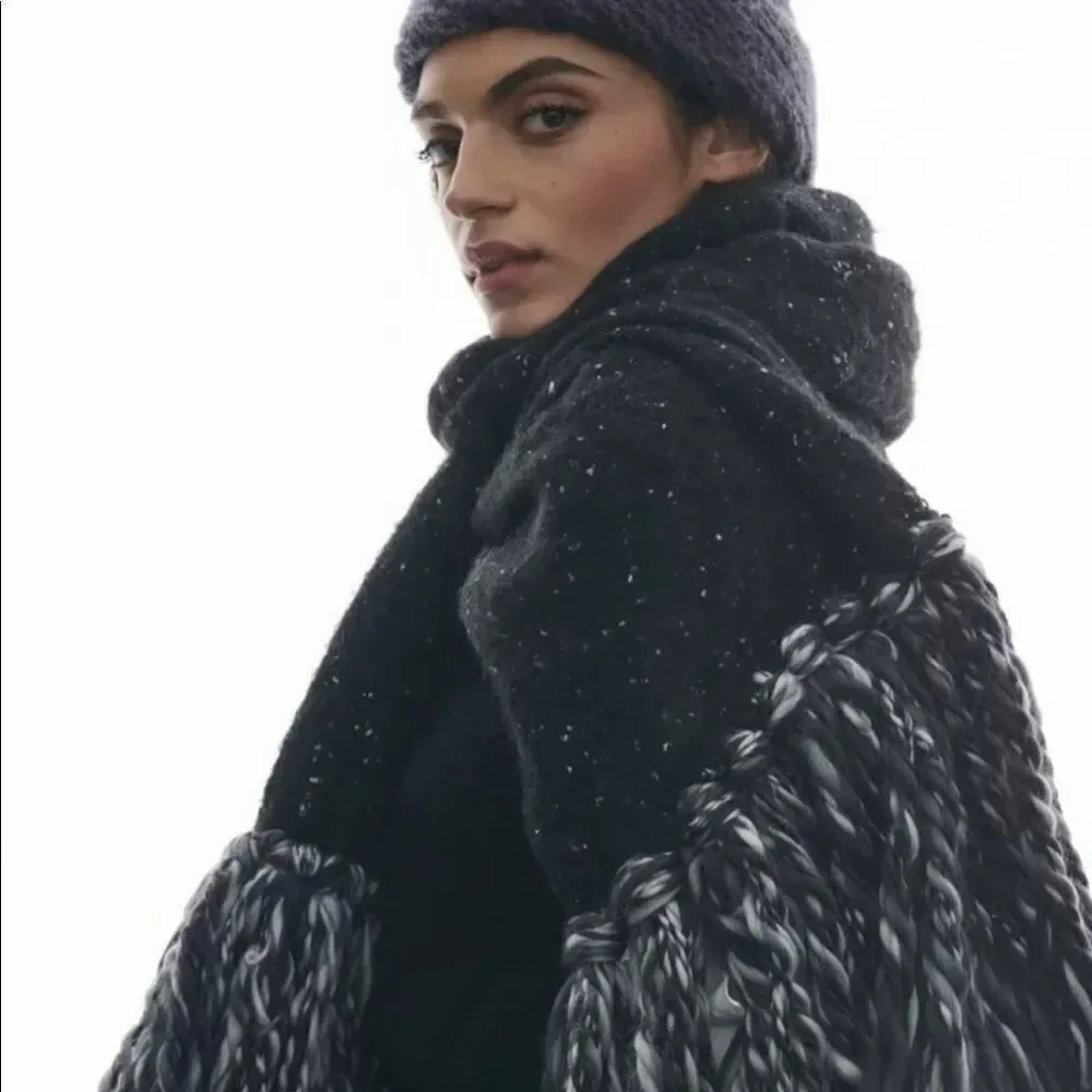 New Anthropologie Scarf/Wrap Black Fringed Super Soft NWOT


73 inch long - Picture 2 of 9